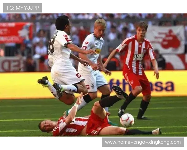 凯恩倒地扫射破门,拜仁火力持续在线 凯恩倒地扫射破门,拜仁火力持续在线